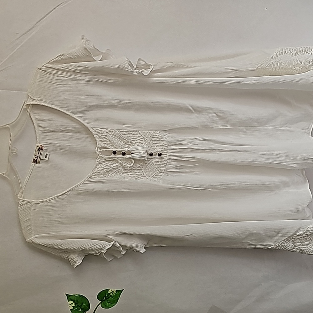 World Unity Asymmetrical Hemline Top. - Picture 9 of 9